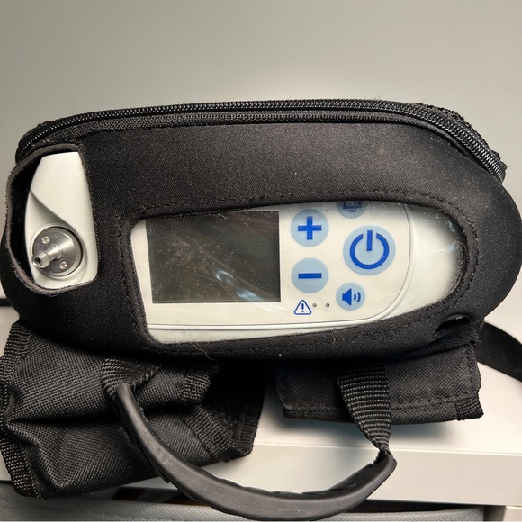 Inogen One G5 Portable Oxygen Concentrator with Carrying Case and BA-516 Battery - Picture 4 of 13